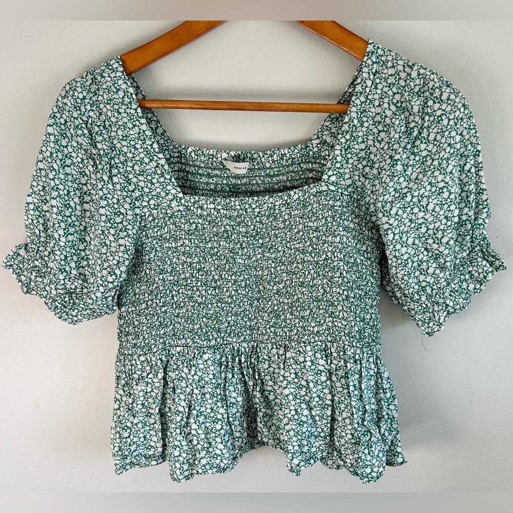 Pigalle Womens Flutter Top White Green Floral Smocked Blouse Size S EUC